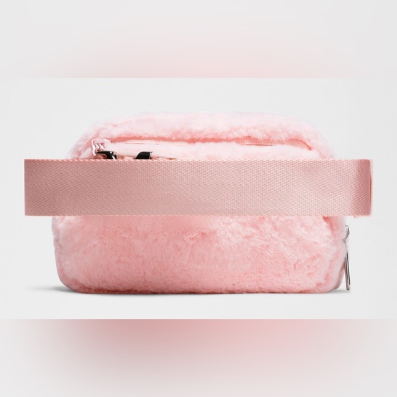 NWT Everywhere Belt Bag Plush Fleece-Strawberry Milkshake - Picture 3 of 10
